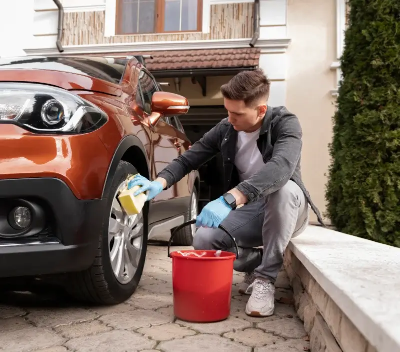 Lavage auto à domicile Escazeaux : professionnel intervenant sur un véhicule